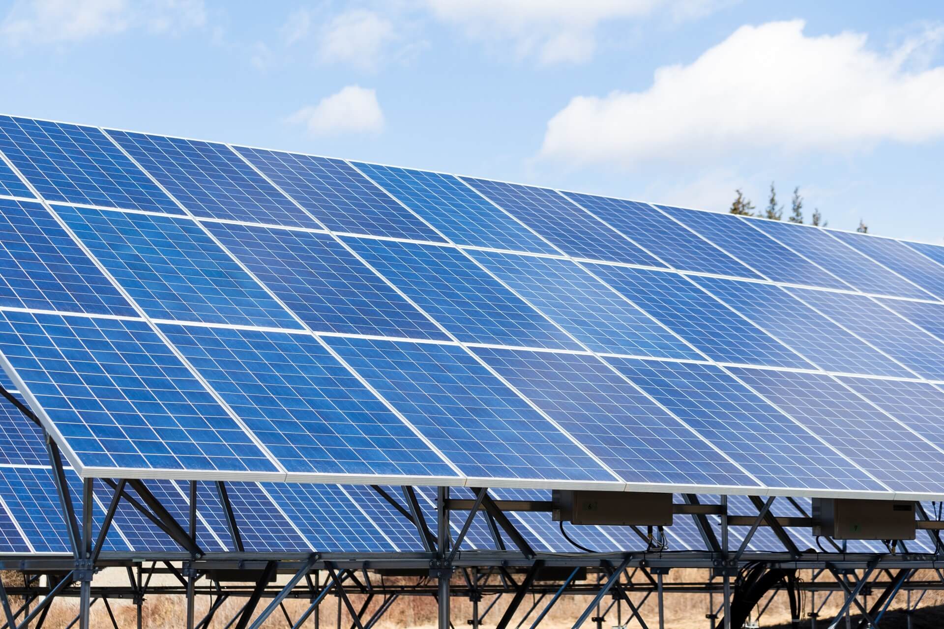 Beneficiile Curățării Panourilor Solare cu SkyWorks